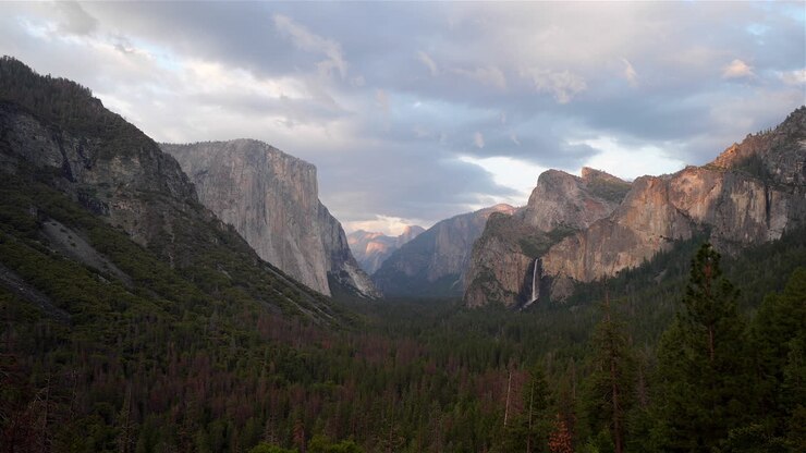 Timelapse do Parque Nacional de Yosemite no mirante do túnel durante o dia.