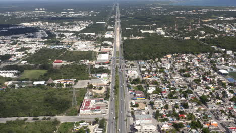 Autopista-Recta-Larga-Con-Tráfico-De-Automóviles,-Playa-Del-Carmen,-México