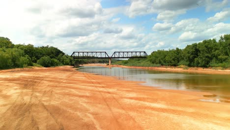 Drohnenschuss-über-Dem-Roten-Fluss