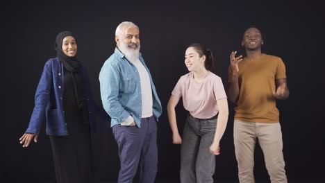 grupo de amigos multiétnicos felices y sonrientes bailando, divirtiéndose y mirando a la cámara. moda y estilo de vestir.