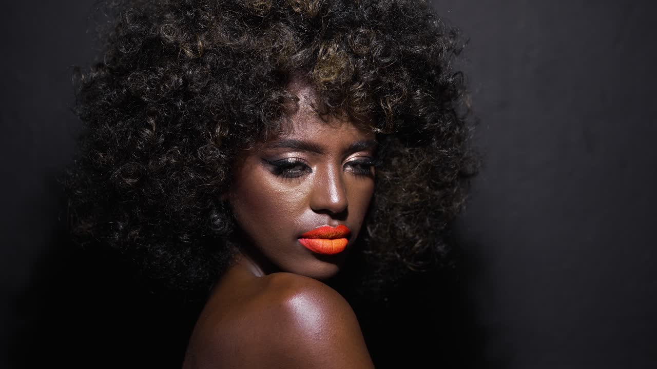 Donna con afro e trucco