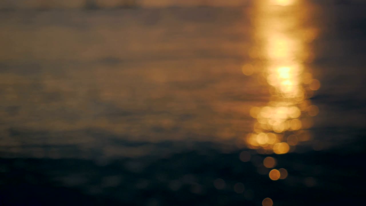 夕暮れの時の海のオレンジ色の輝き