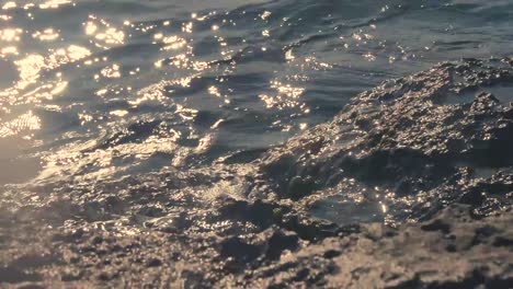 una toma en cámara lenta de olas rompiendo contra las rocas en la orilla