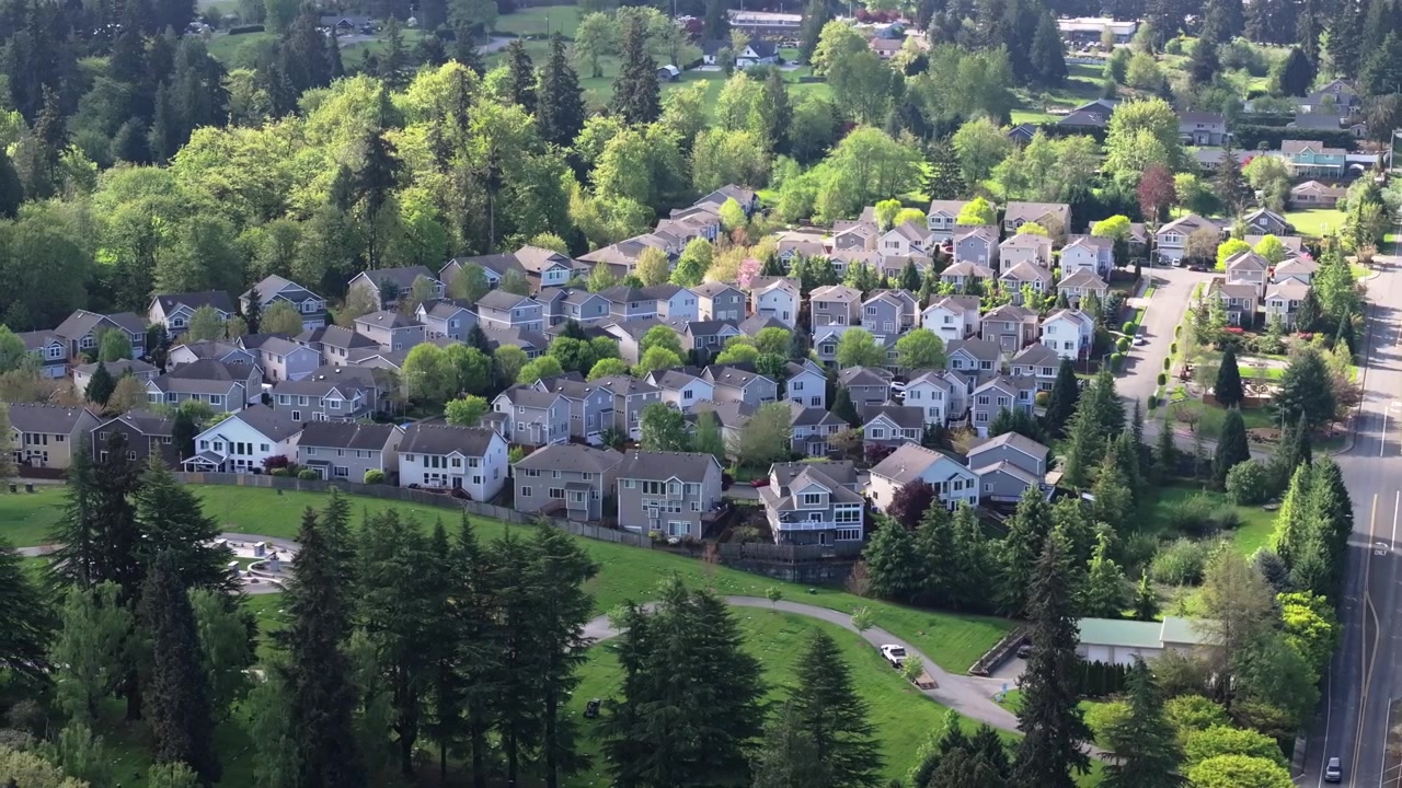 ABD, Washington, Puyallup'taki güzel bir banliyö mahallesi - Drone Çekimi.