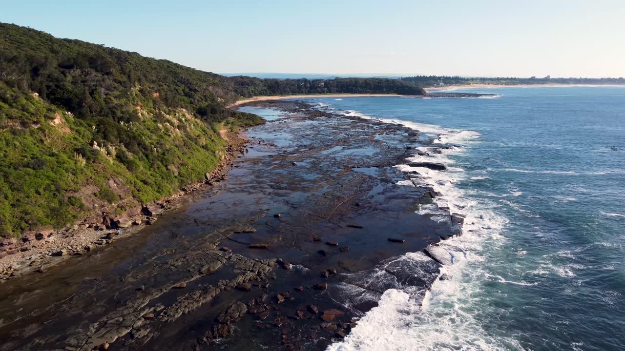 Panoramica drone della costa del promontorio, Crackneck Lookout Bateau Bay, Central Coast NSW Australia 3840x2160 4K