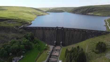 Presa-De-Claerwen-Valle-De-Elan-Gales-Imágenes-Aéreas-Alto-Punto-De-Vista-Verano