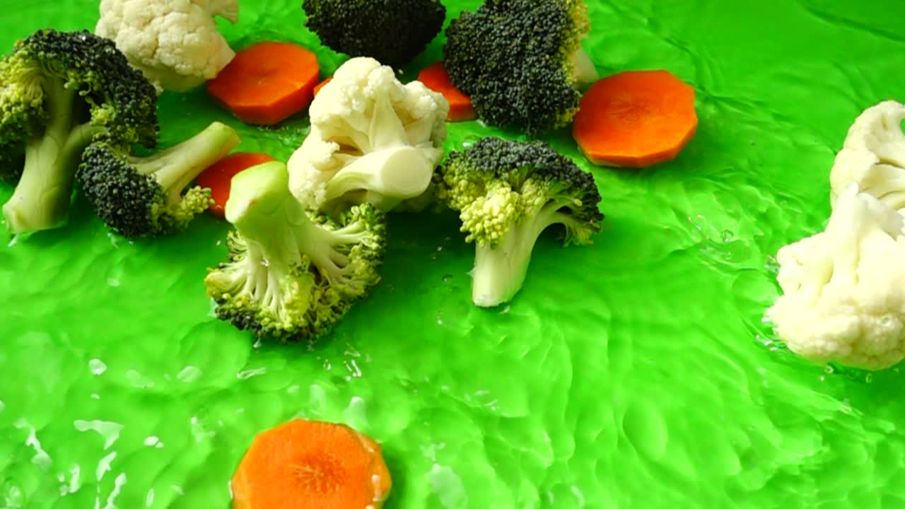 Misto di verdure con cavolfiore, broccoli e carote. Movimento rallentato.