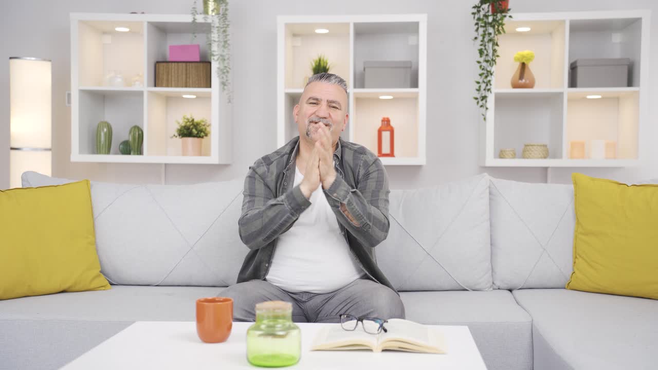 ⁇ 은이가 카메라에 인사를 하고 박수를 치고 있습니다.