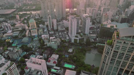 Vista-Aérea-De-La-Ciudad-De-Bangkok-Por-La-Tarde