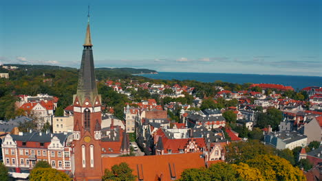 Drohnenaufnahme-Der-Stadt-Sopot-In-Polen-An-Einem-Sonnigen-Sommertag