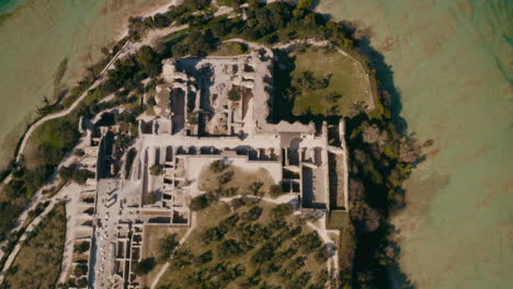 Drone-Disparó-Sobre-La-Ciudad-De-Sirmione,-Lago-De-Garda-Italia