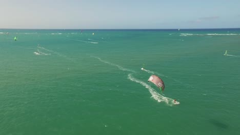 Flug-In-Geringer-Höhe,-Um-Die-Manöver-Der-Kitesurfer-Am-Strand-Zu-Beobachten