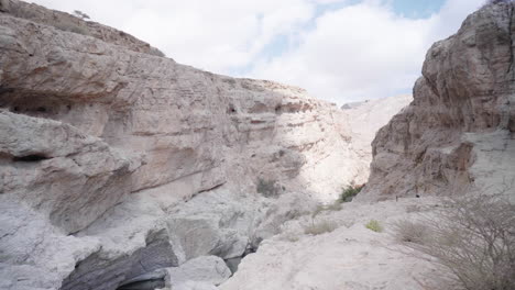 wadi en omán, arabia. camino de senderismo