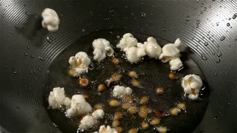 palomitas de maíz en aceite caliente
