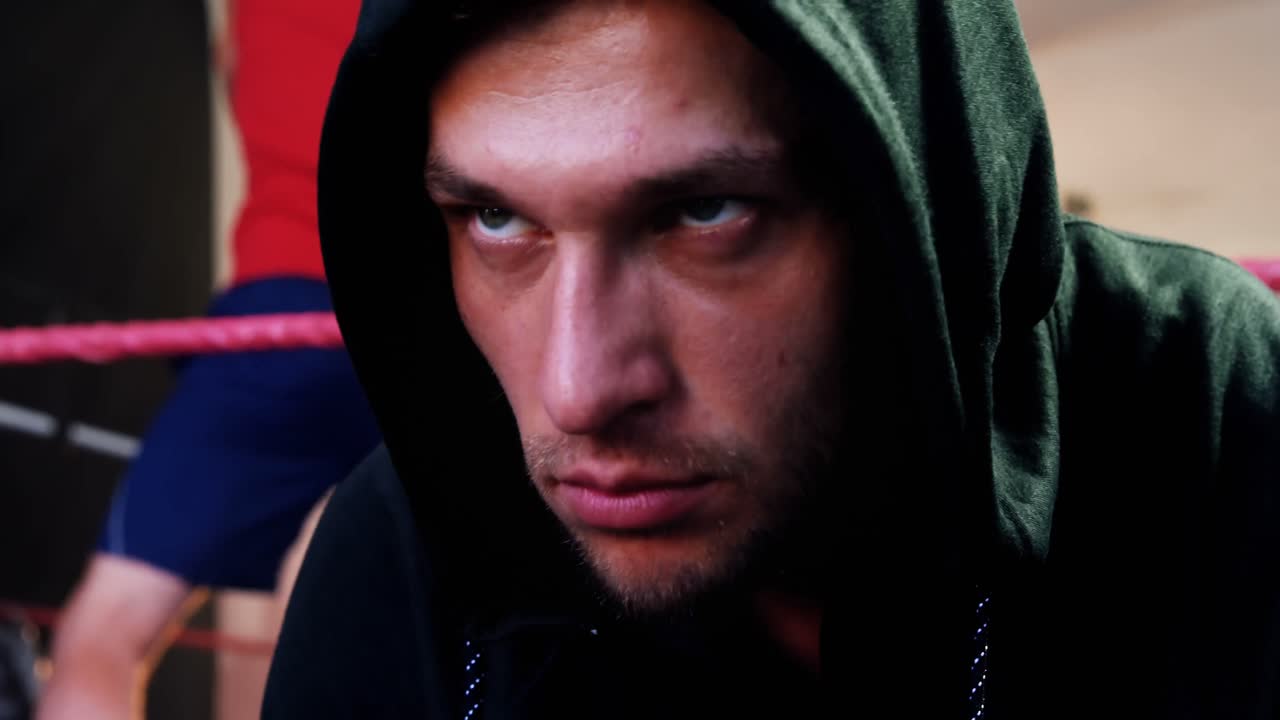 boxeadores practicando en el ring de boxeo