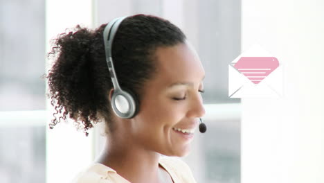 animación de iconos digitales sobre una mujer de negocios usando auriculares de teléfono