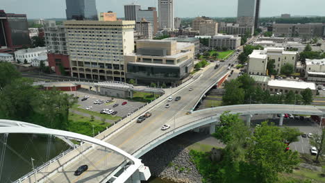 Cars-Driving-Through-Broadway-Bridge-In-Little-Rock,-Arkansas,-USA