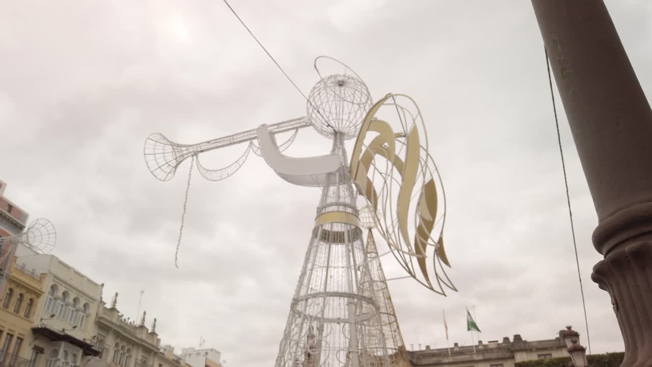 스페인 세비야에서 트럼펫 조명 장식을 한 거대한 크리스마스 천사