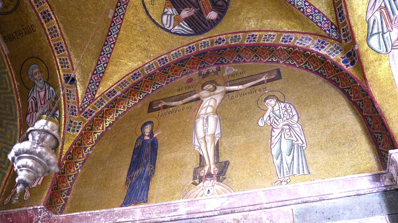 Hosios Lukas, Grekland, 30 augusti 2019 Bysantinsk guldmosaik av korsfästelsen i Hosios Loukas kloster, Grekland