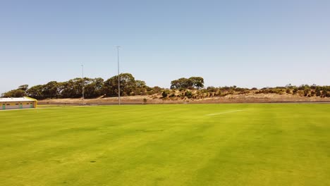 Complejo-Deportivo-Vacío-En-Australia-Con-Focos-Y-Césped-Verde-Y-Exuberante