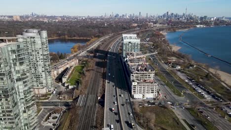 volando a lo largo de la autopista gardiner cerca del lago ontario en un frío día de invierno