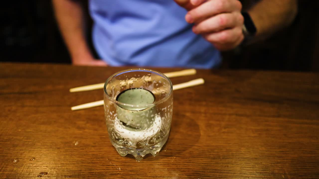 한 남자가 컵에 맥주를 고 있다