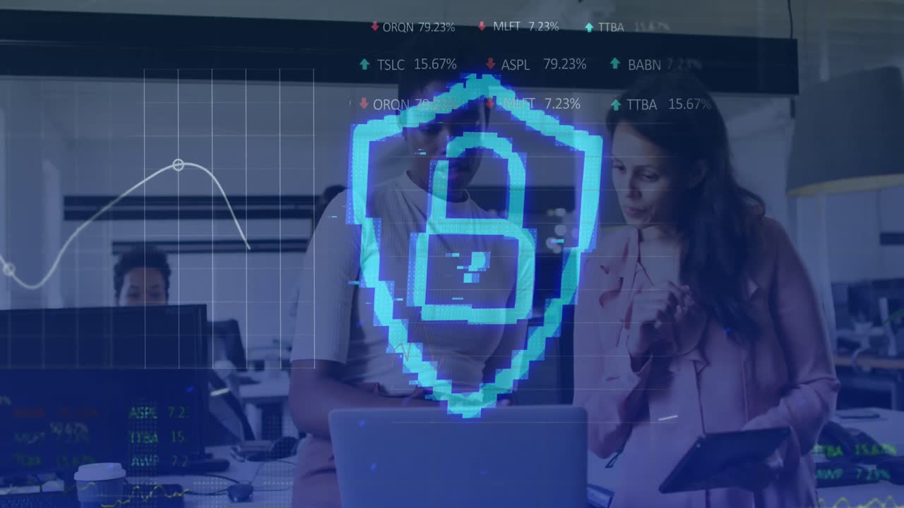 animación del candado de seguridad y procesamiento de datos sobre diversas personas de negocios en la oficina