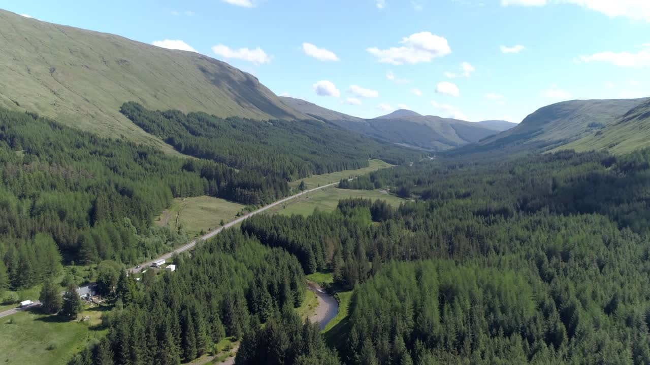 pista aérea sobre glen lochy y el río lochy en dirección a tyndrum