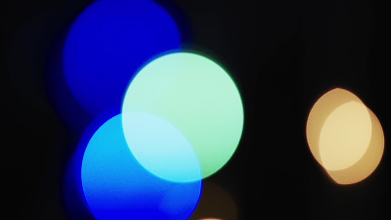 video de puntos de luz bokeh multicolores parpadeantes con espacio para copiar