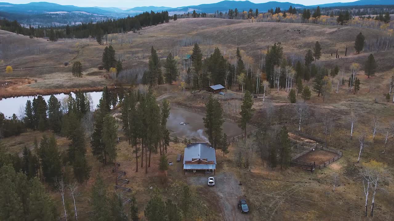 Luftoptagelser af bjælkehytte i British Columbia, Canada