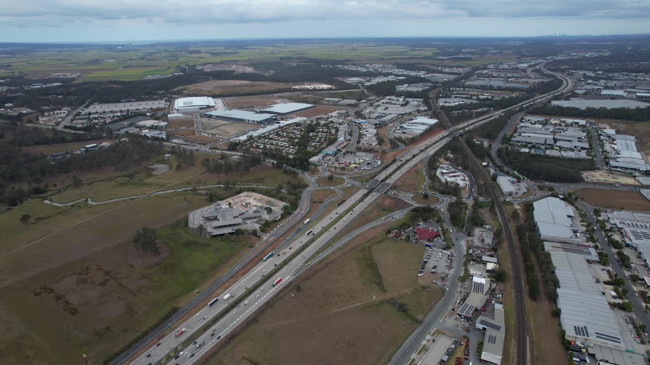 vehículos que conducen en la autopista del pacífico en la ciudad de yatala en queensland, australia