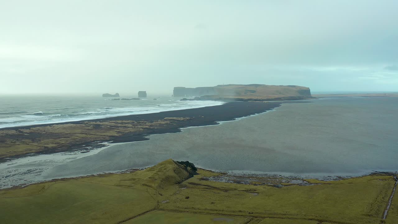 아이슬란드의 유명한 reynisfjara 검은 모래 해변의 아름다운 전망, 무인 항공기 풍경