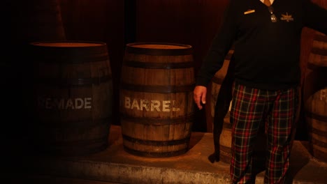 guía que explica los barriles en la destilería de glengoyne
