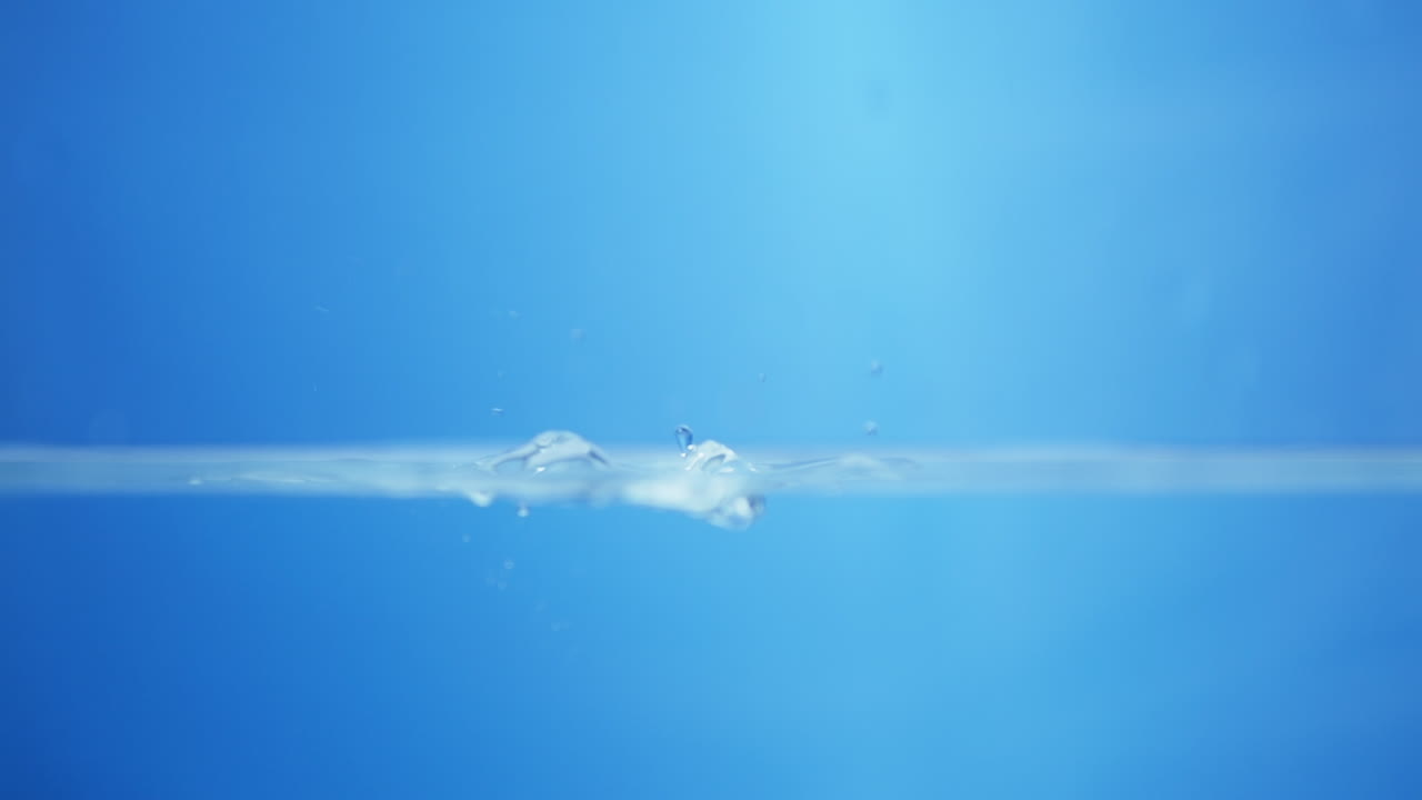 액체 표면에 떨어지는 방울의 느린 움직임의 움직임