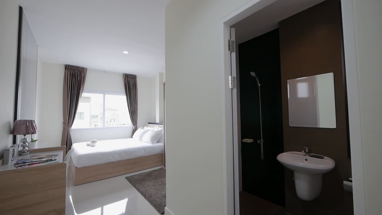 빌트인 욕실 장식 아이디어가 있는 심플한 흰색과 갈색 침실