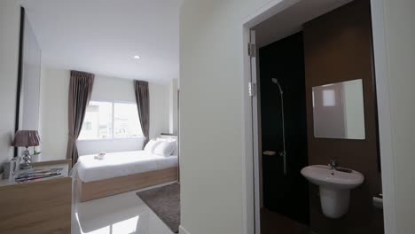 simple dormitorio blanco y marrón con idea de decoración de baño incorporado