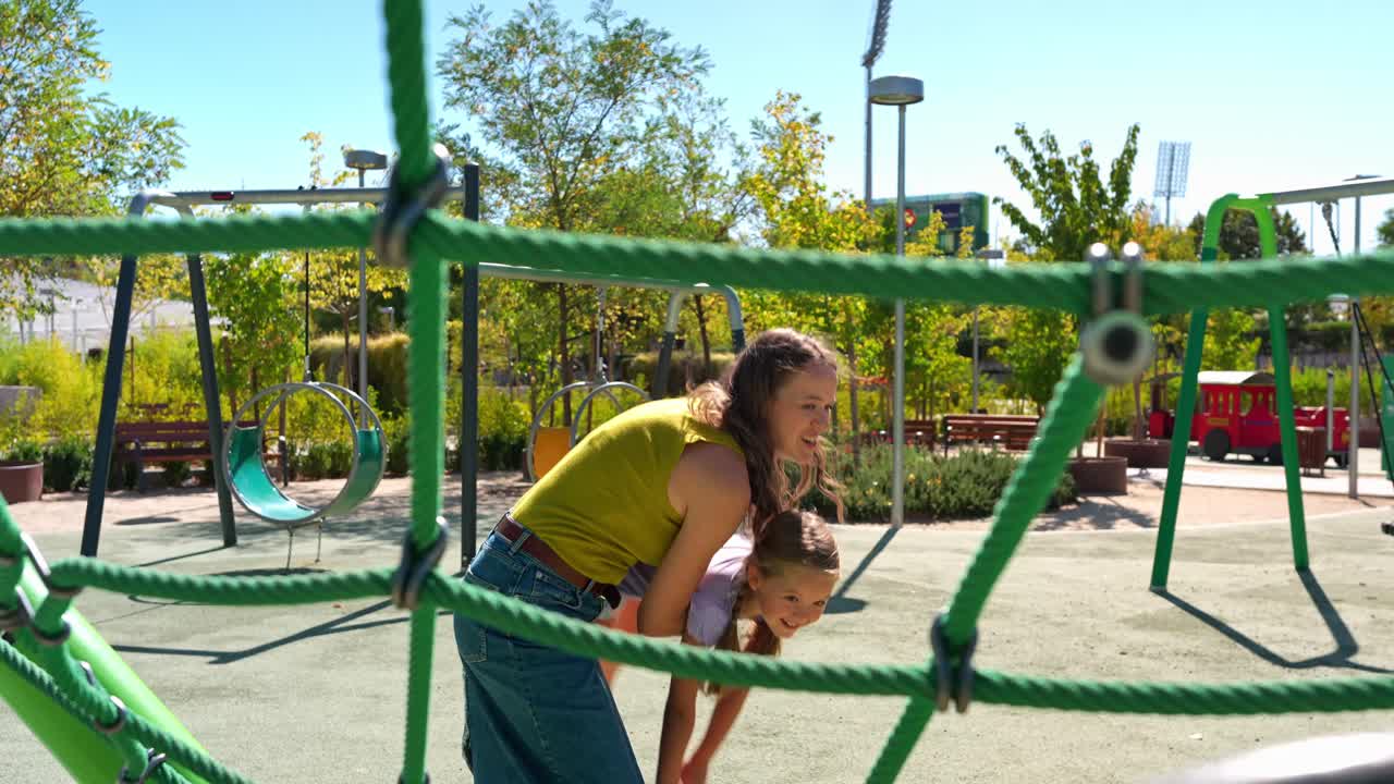 Madre e hija jugando en un parque
