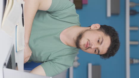 video vertical de un estudiante frustrado.