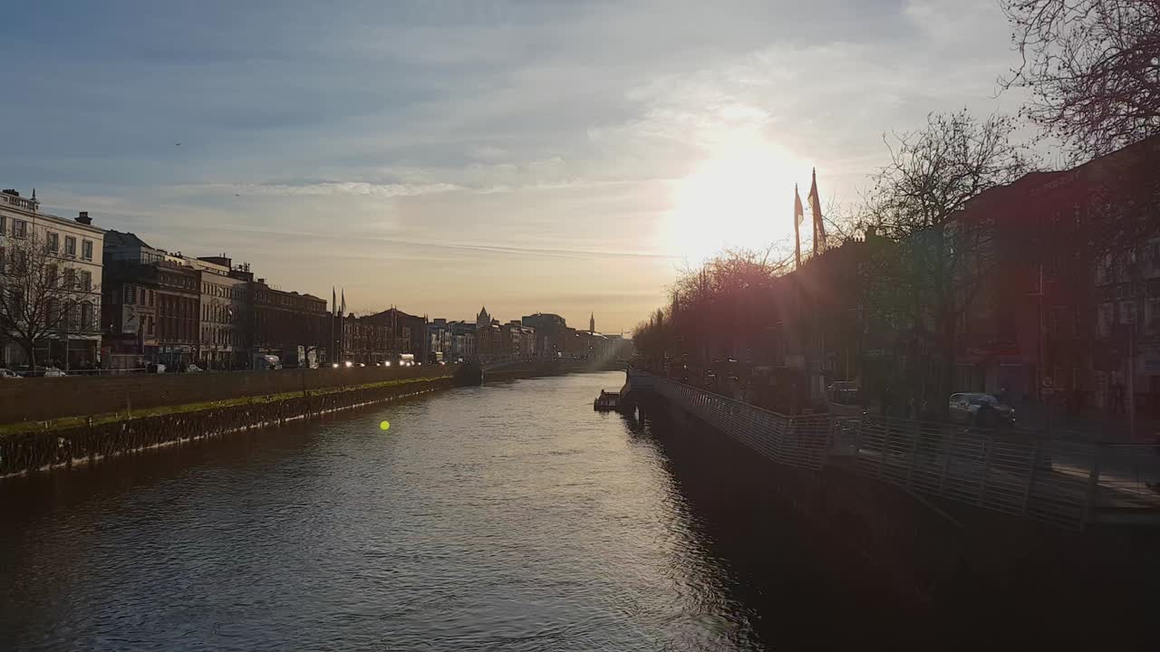 해가 지면 더블린의 리피 강