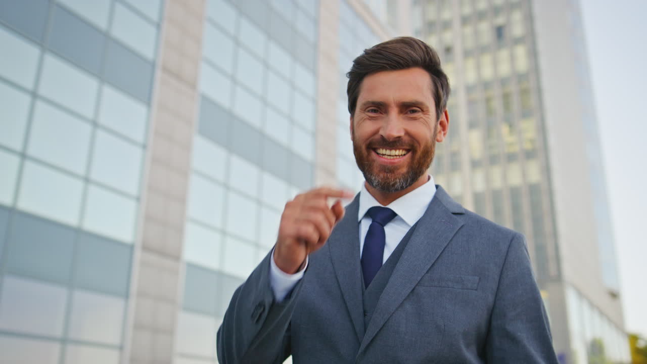 hombre de negocios sonriente terminar la llamada caminando por la calle de la ciudad de cerca. gerente exitoso
