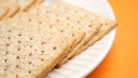 primer plano de galletas de trigo entero en un plato