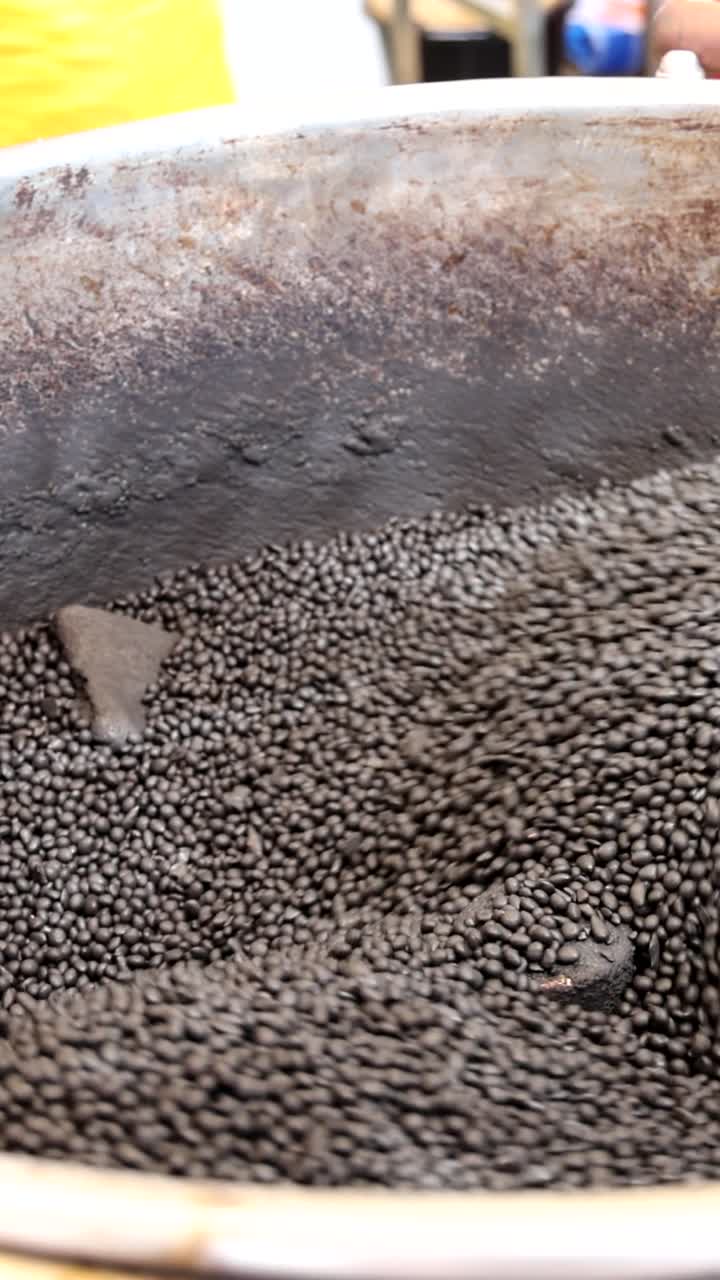 fluido magnético formando formas dinámicas en el cuenco.