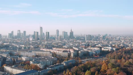 Vista-Aérea-De-La-Ciudad-Polaca-De-Varsovia,-Disparo-Panorámico-De-Drones-De-Pedestal