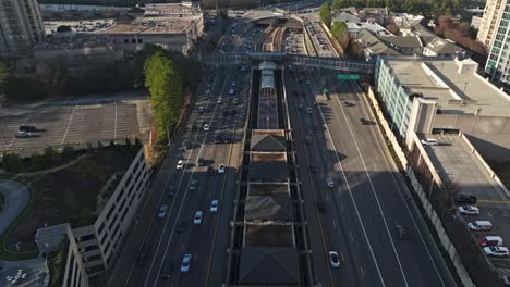 Volando-Sobre-La-Estación-De-Metro-Buckhead-Hasta-El-Puente-Peatonal-En-Atlanta,-Georgia,-EE.UU.