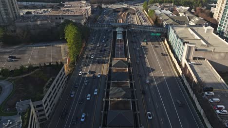 volando sobre la estación de metro de buckhead hasta el puente peatonal en atlanta, georgia, estados unidos