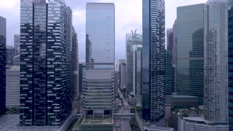 volar sobre el distrito de negocios en la ciudad de singapur durante el día