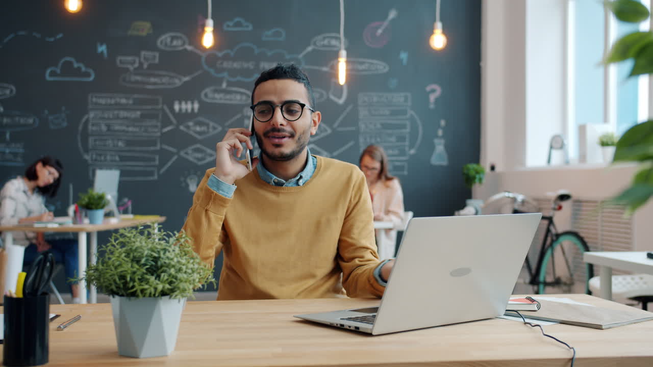 Uomo che parla al telefono in un ufficio moderno