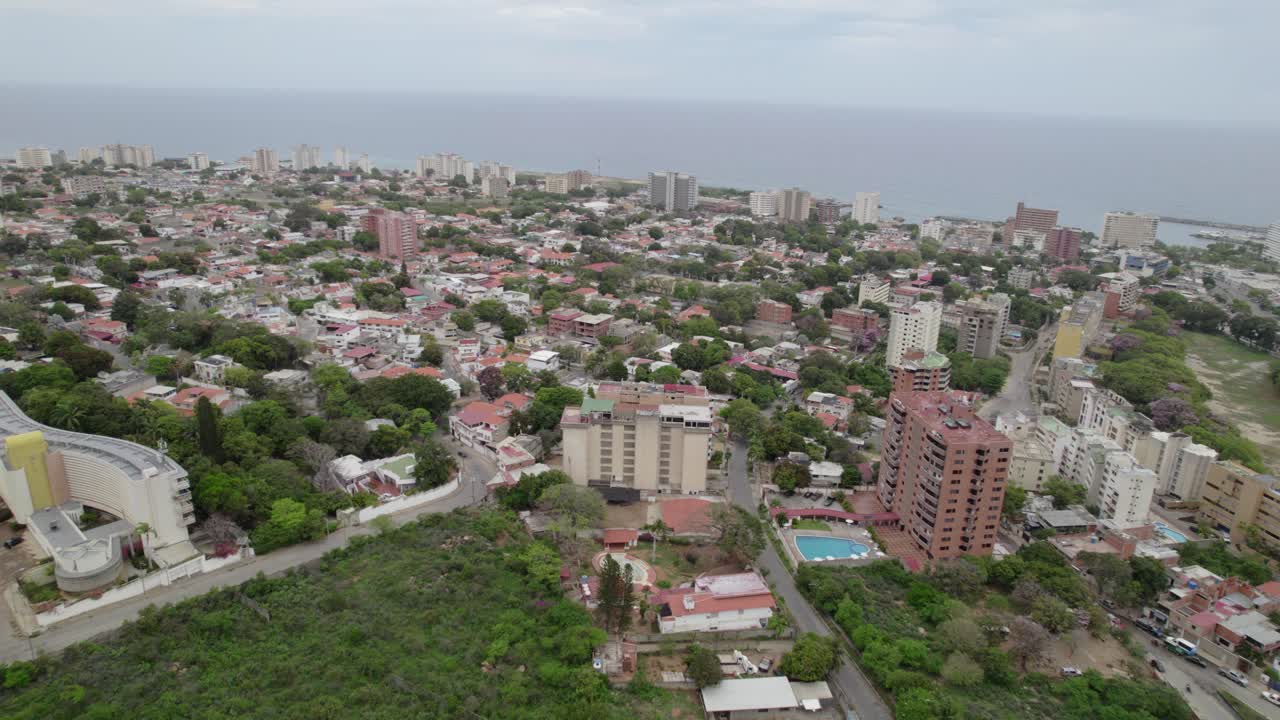Caraballeda, Venezuela: Vista aerea del paesaggio urbano costiero.