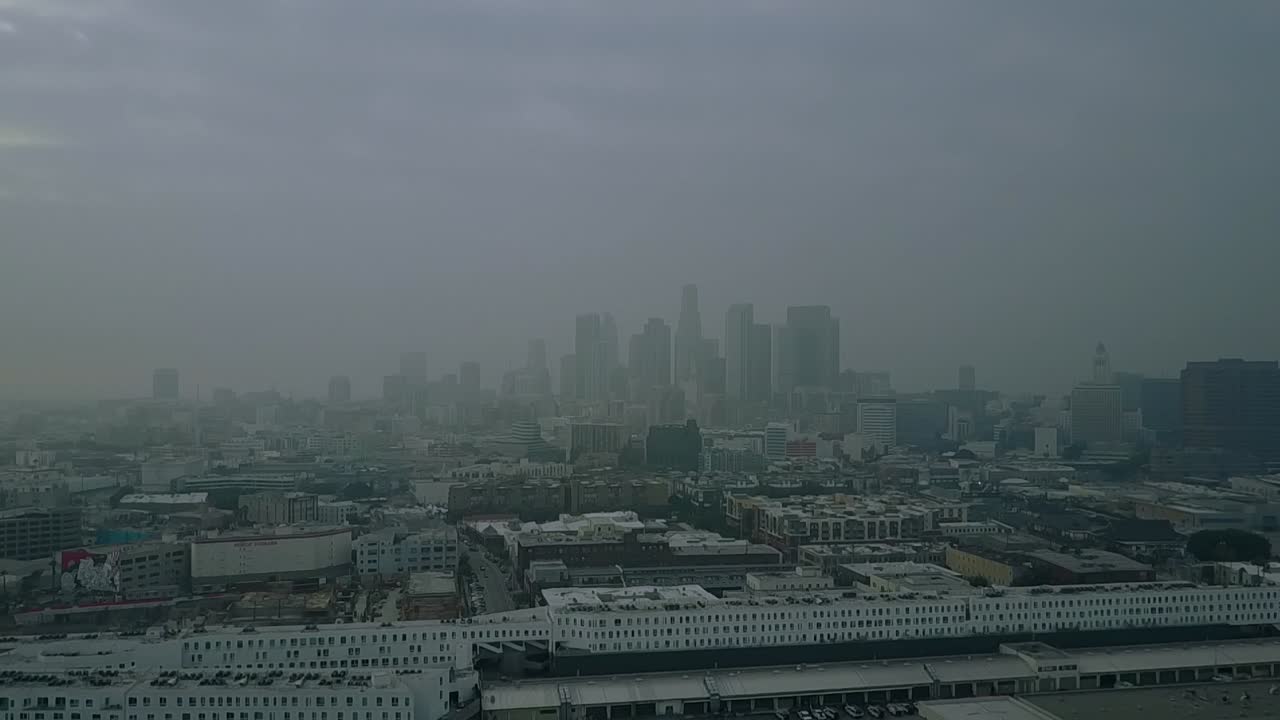 차갑고 안개가 자욱한 날 로스앤젤레스 시내에서 촬영되어 도시의 어둡고 더러운 면을 보여줍니다.