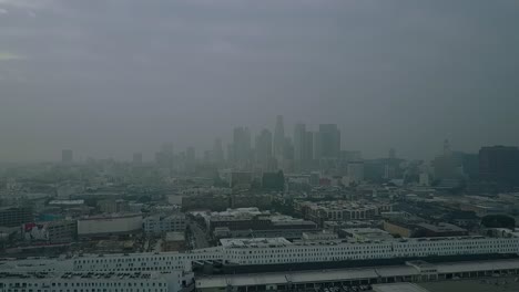 En-Un-Día-Frío-Y-Nublado,-Filmado-En-El-Centro-De-Los-ángeles-Que-Muestra-El-Lado-Oscuro-Y-Sucio-De-La-Ciudad